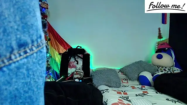 Snapshot of twink_sebas_ chatting on December 16, 6:10 am twink sebas online show from December 16, 6:10 am