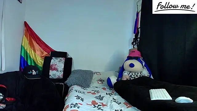 Snapshot of twink_sebas_ chatting on December 14, 12:01 pm twink sebas online show from December 14, 12:01 pm