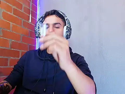 Leandro valenzuela online show from September 25, 4:06 pm