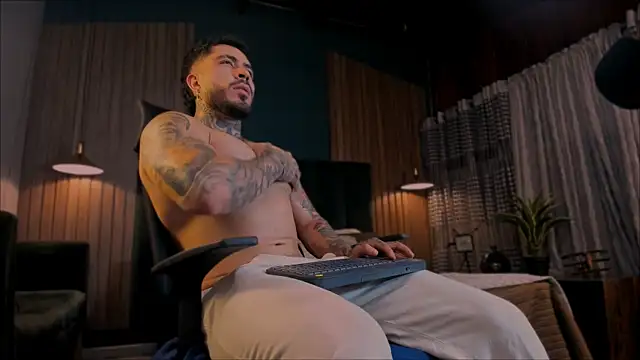 Snapshot of LeoSalvatore_ chatting on January 30, 3:44 am LeoSalvatore  online show from January 30, 3:44 am