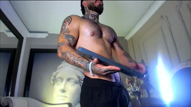 Snapshot of LeoSalvatore_ chatting on December 17, 8:21 pm LeoSalvatore  online show from December 17, 8:21 pm