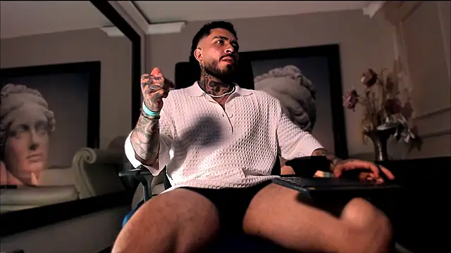 Snapshot of LeoSalvatore_ chatting on December 22, 11:44 am LeoSalvatore  online show from December 22, 11:44 am