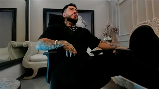 Snapshot of LeoSalvatore_ chatting on December 16, 7:54 pm LeoSalvatore  online show from December 16, 7:54 pm