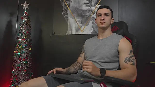 JacksonOlsenn online show from December 13, 8:48 pm