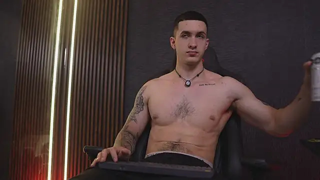 JacksonOlsenn online show from April 4, 8:28 pm