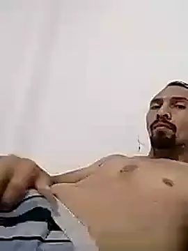 Snapshot of Emilio2034 chatting on January 26, 1:20 am Emilio2034 online show from January 26, 1:20 am