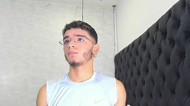 Snapshot of Ian_Castillo_ chatting on February 14, 11:21 am Ian Castillo online show from February 14, 11:21 am