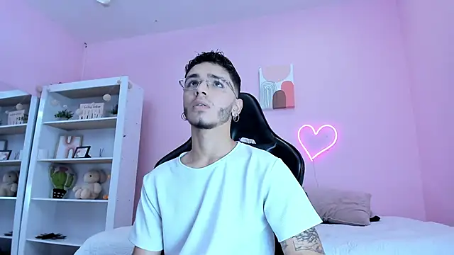 Snapshot of Ian_Castillo_ chatting on February 20, 11:20 am Ian Castillo online show from February 20, 11:20 am