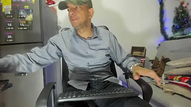Snapshot of latinmartin73 chatting on December 11, 1:07 am latinmartin73 online show from December 11, 1:07 am