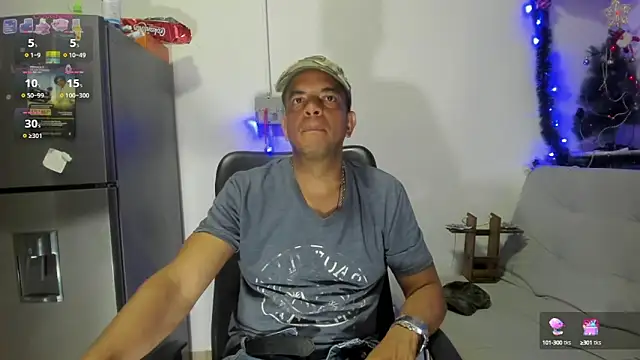 Snapshot of latinmartin73 chatting on December 23, 2:13 am latinmartin73 online show from December 23, 2:13 am
