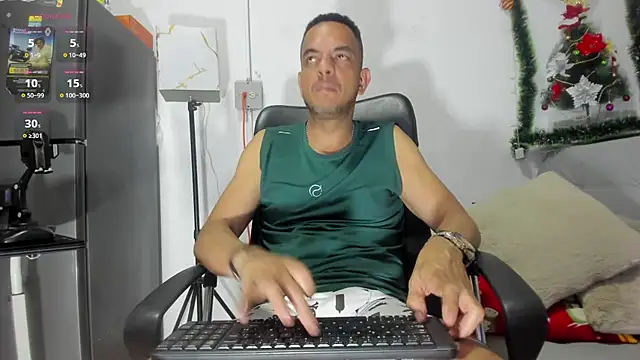 Snapshot of latinmartin73 chatting on December 5, 4:09 am latinmartin73 online show from December 5, 4:09 am