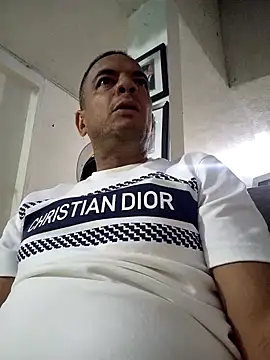 Snapshot of latinmartin73 chatting on January 1, 4:50 am latinmartin73 online show from January 1, 4:50 am