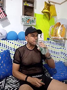 Snapshot of latinmartin73 chatting on October 7, 12:04 am latinmartin73 online show from October 7, 12:04 am