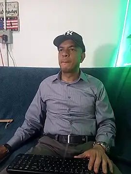 Snapshot of latinmartin73 chatting on March 6, 2:19 am latinmartin73 online show from March 6, 2:19 am