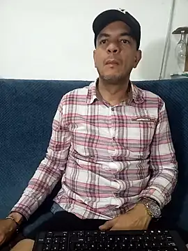 Snapshot of latinmartin73 chatting on March 7, 12:48 am latinmartin73 online show from March 7, 12:48 am