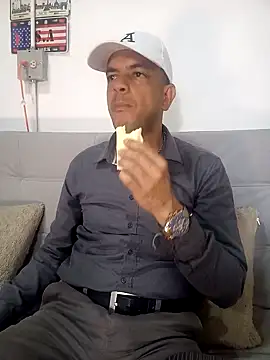 Snapshot of latinmartin73 chatting on February 4, 12:40 am latinmartin73 online show from February 4, 12:40 am