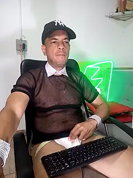 Snapshot of latinmartin73 chatting on January 15, 12:41 am latinmartin73 online show from January 15, 12:41 am