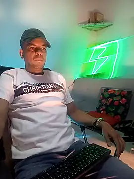 Snapshot of latinmartin73 chatting on January 20, 1:18 am latinmartin73 online show from January 20, 1:18 am
