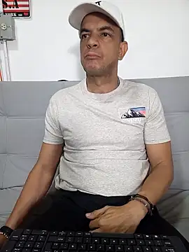 Snapshot of latinmartin73 chatting on February 22, 4:29 am latinmartin73 online show from February 22, 4:29 am