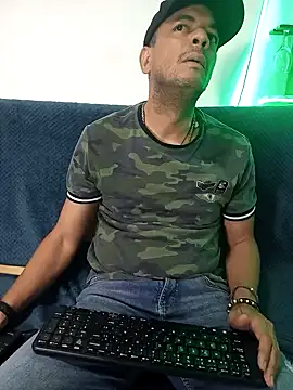 Snapshot of latinmartin73 chatting on March 3, 1:28 am latinmartin73 online show from March 3, 1:28 am