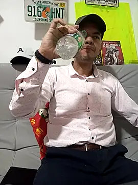 Snapshot of latinmartin73 chatting on September 9, 12:32 am latinmartin73 online show from September 9, 12:32 am