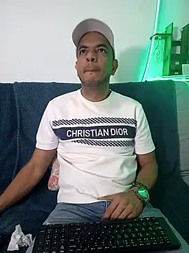 Snapshot of latinmartin73 chatting on March 16, 1:07 am latinmartin73 online show from March 16, 1:07 am
