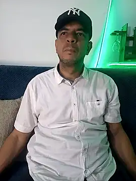 Snapshot of latinmartin73 chatting on February 27, 1:13 am latinmartin73 online show from February 27, 1:13 am