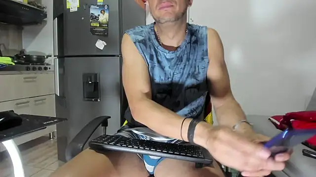 Snapshot of latinmartin73 chatting on January 6, 9:11 pm latinmartin73 online show from January 6, 9:11 pm