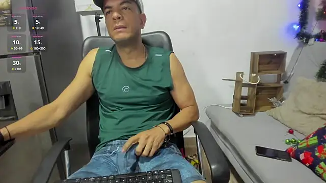 Snapshot of latinmartin73 chatting on December 7, 10:45 am latinmartin73 online show from December 7, 10:45 am