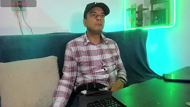 Snapshot of latinmartin73 chatting on January 28, 11:28 pm latinmartin73 online show from January 28, 11:28 pm