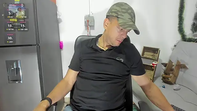 Snapshot of latinmartin73 chatting on December 12, 12:48 am latinmartin73 online show from December 12, 12:48 am