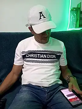 Snapshot of latinmartin73 chatting on March 14, 1:05 am latinmartin73 online show from March 14, 1:05 am