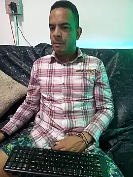 Snapshot of latinmartin73 chatting on January 22, 12:38 am latinmartin73 online show from January 22, 12:38 am