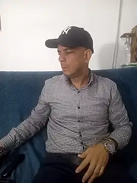 Snapshot of latinmartin73 chatting on March 5, 1:31 am latinmartin73 online show from March 5, 1:31 am