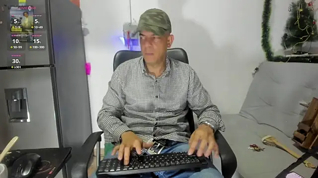 Snapshot of latinmartin73 chatting on December 13, 3:05 am latinmartin73 online show from December 13, 3:05 am