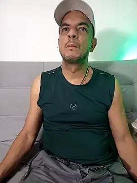 Snapshot of latinmartin73 chatting on March 17, 4:08 am latinmartin73 online show from March 17, 4:08 am