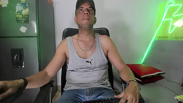 Snapshot of latinmartin73 chatting on January 11, 9:57 pm latinmartin73 online show from January 11, 9:57 pm