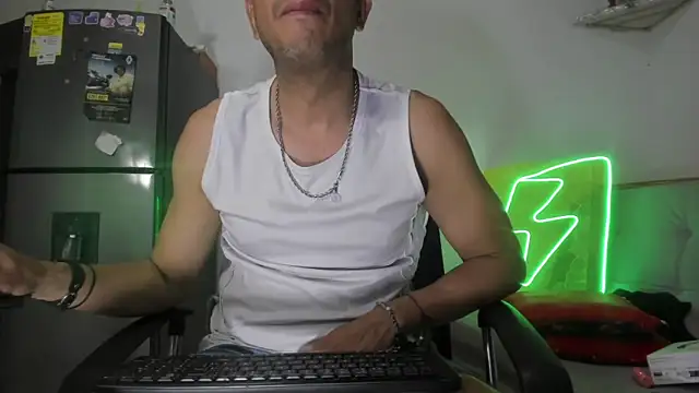 Snapshot of latinmartin73 chatting on January 16, 2:09 am latinmartin73 online show from January 16, 2:09 am