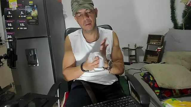 Snapshot of latinmartin73 chatting on December 10, 3:41 am latinmartin73 online show from December 10, 3:41 am