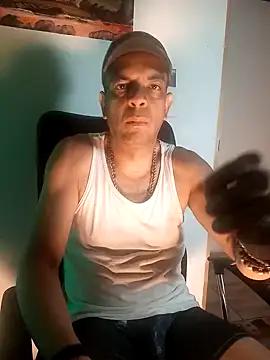 Snapshot of latinmartin73 chatting on January 21, 12:15 am latinmartin73 online show from January 21, 12:15 am