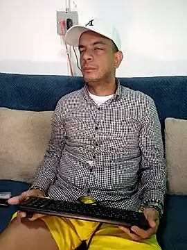 Snapshot of latinmartin73 chatting on January 24, 2:07 am latinmartin73 online show from January 24, 2:07 am