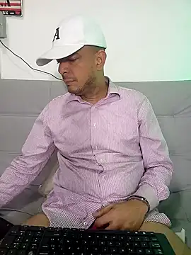Snapshot of latinmartin73 chatting on February 20, 1:03 am latinmartin73 online show from February 20, 1:03 am