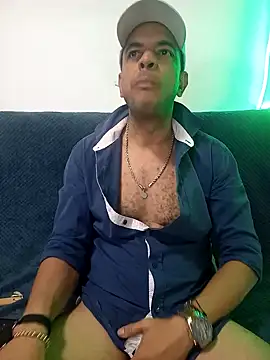 Snapshot of latinmartin73 chatting on March 13, 1:21 am latinmartin73 online show from March 13, 1:21 am