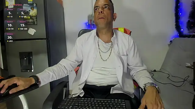 Snapshot of latinmartin73 chatting on December 20, 1:36 am latinmartin73 online show from December 20, 1:36 am