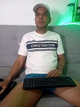 Snapshot of latinmartin73 chatting on March 16, 2:11 pm latinmartin73 online show from March 16, 2:11 pm