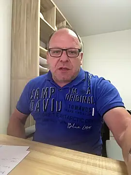 coupleLatinaLovers online show from April 15, 7:30 am