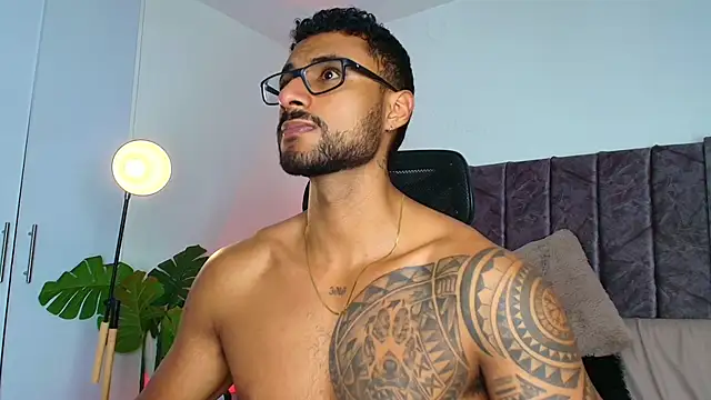 LiamGarcia1 online show from November 11, 2:33 pm