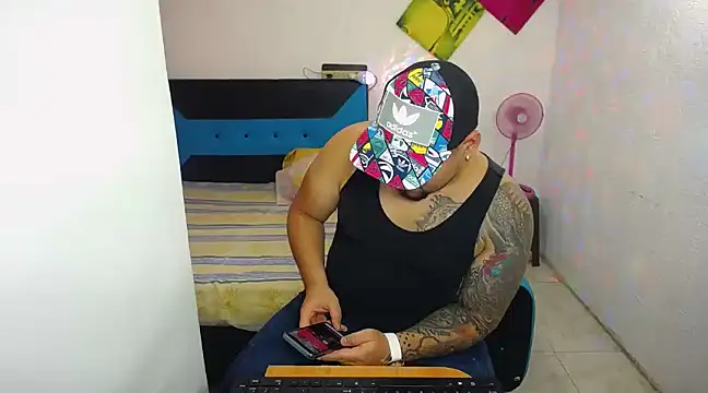 Snapshot of pitbullveryhot chatting on March 13, 3:33 am pitbullveryhot online show from March 13, 3:33 am