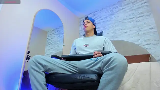 Benjamin More online show from December 4, 1:31 pm