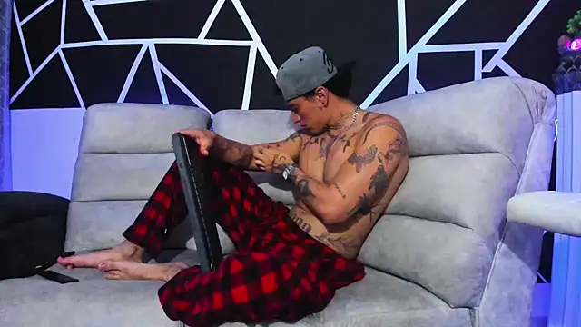 JUSTIN FULLER1 online show from February 2, 12:40 am